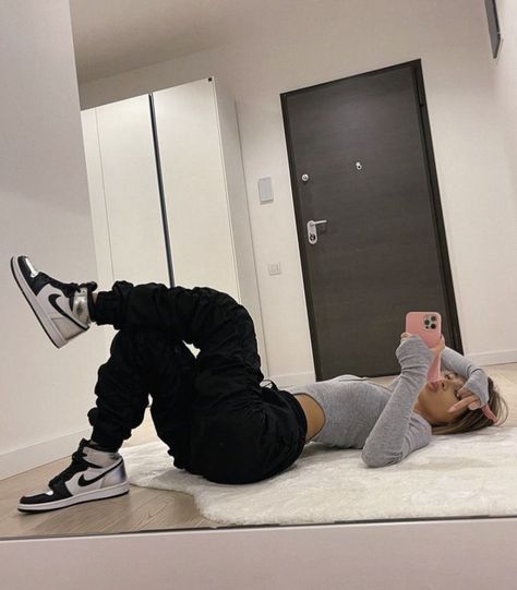 Jordan 1 Low Outfit, Jordan 1 Outfit Women, Jordan 1 Outfit, Jordan Outfit, Causual Outfits, Cute Poses For Pictures, Swaggy Outfits, Tomboy Fashion, Baddie Outfits Casual