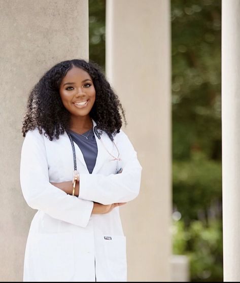 Black Women Doctorate, Black Dentist Women, White Coat Pictures Medical, White Coat Photoshoot Doctor, Black Doctors Women, Black Doctors Women Goals, Black Women Doctors, Pharmacist Photoshoot, Pharmacist Graduation Pictures