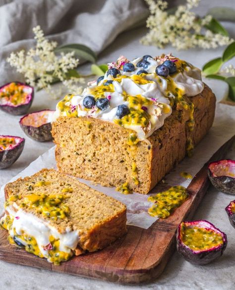 Banana Passionfruit, Passionfruit Cake, Passion Fruit Cake, Passionfruit Recipes, Easy Cakes To Make, Vegan Buttercream, Desserts Vegan, Vegan Bread, Best Vegan Recipes