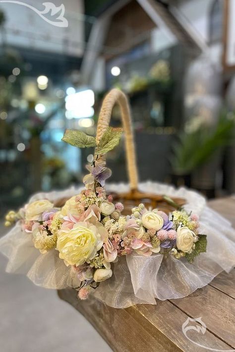 Basket Decoration Ideas, Easter Basket Decoration, Creative Gift Baskets, Decorating Easter Baskets, Basket Centerpieces, Fest Temaer, Wedding Gift Pack, Flower Girl Bouquet, Bridal Gift Wrapping Ideas