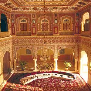 Indian Palace Interior, Samode Palace, Palace House, Indian Palace, Inside Castles, India Architecture, Ancient Indian Architecture, Mughal Architecture, Palace Interior