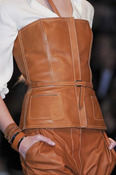 Second Skin Looks Chic, Leather Outfit, Fashion Mode, Looks Style, Fashion Details, Fashion Week Spring, Leather Accessories, Moda Casual, Couture Fashion