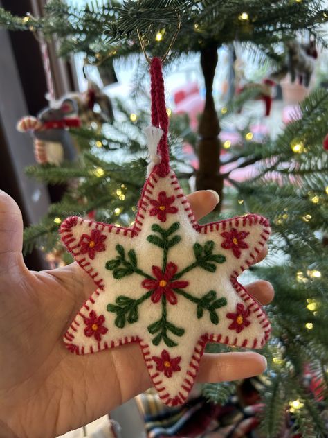 Handmade Embroidered Christmas Ornaments, Embroidered Felt Christmas Ornaments Diy, Felt Embroidered Christmas Ornaments, Embroidered Felt Christmas Ornaments, Christmas Decorations Felt, Felt Xmas Decorations, Christmas Felt Decorations, Quirky Bathroom Decor, Christmas Felt Ornaments