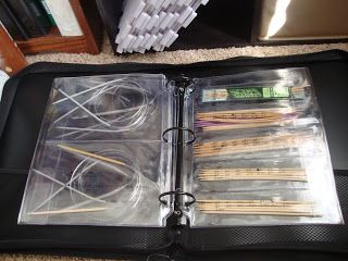 Kelly's knits and little tidbits: How to organize your knitting stuff Knitting Bags Organizer, Knitting Tools Storage, Storing Circular Knitting Needles, Circular Knitting Needles Storage, Circular Knitting Needle Storage Ideas, Knitting Needle Organizer, Organizing Knitting Supplies, Organize Knitting Needles, Organize Knitting Supplies