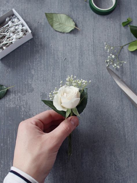 Anyone can learn how to make a boutonniere. Follow this simple  DIY formula for crafting some simple mini-bouquets for your wedding day.    #["Curbly-Original", "How-To", "wedding", "weddings", "Boutonnière", "flowers", "bouquet", "spring", "floral", "DIY", "groomsmen", "groom", "best man", "flowers", "Floral wire", "tuxedo", "suit", "Floral tape", "Flower arranging"] How To Make A Buttonhole Flower, Mens Flowers Wedding, Diy Button Holes Wedding, Bouteneire Groomsmen, Small Pocket Boutonniere, Diy Wedding Boutonnieres, Men’s Wedding Boutineer, Bouteneire Ideas, Boutineers Diy