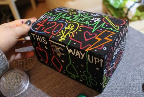 Painted Box Ideas Simple, Diy Stash Box, Trippy Box Painting Ideas, Stash Box Painting Ideas, Hand Painted Wooden Box Ideas, Box Painting, Hand Painted Wooden Box, Wooden Box Designs, Pinterest Room