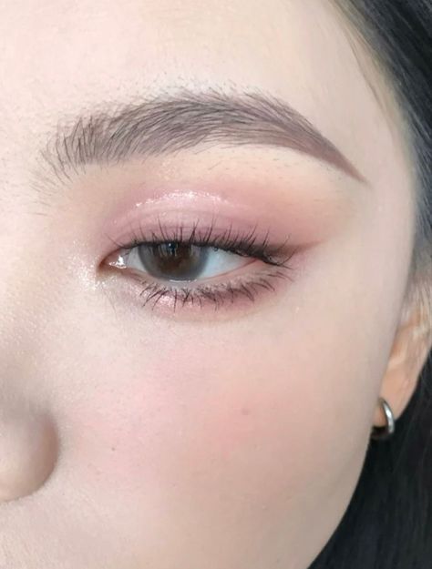 douyin makeup shiny glitter Coquette Eye Makeup, Coquette Aesthetic Makeup, Eye Makeup Asian, Makeup Coquette, Makeup Ulzzang, Coquette Makeup, Yellow Makeup, Douyin Makeup, Doll Eye Makeup