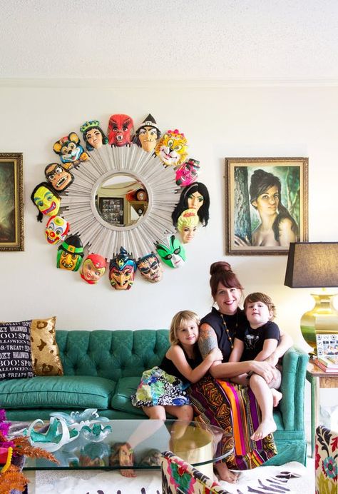 Jennifer Perkins Halloween home tour on Apartment Therapy. Estilo Kitsch, Halloween Decorations Apartment, Green Couch, Country Living Magazine, Objet Design, Halloween Vintage, Halloween Decorations Indoor, Kids Halloween, Halloween Bats