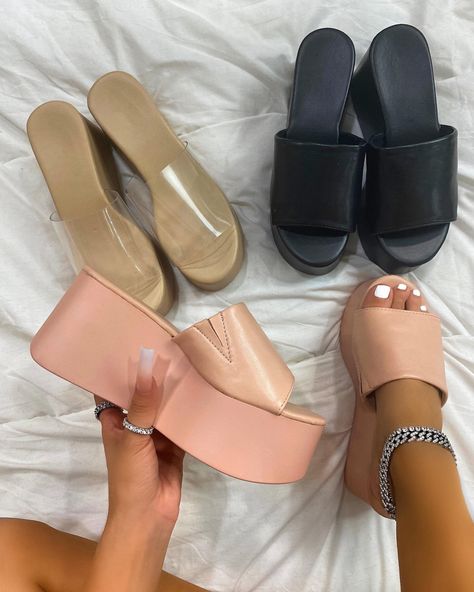 How To Style Platform Sandals, Stylish Shoes Heels, Platform Sandals Outfit, Slippers Outfit, Barbie Fashion Sketches, Fluffy Shoes, Women Slippers Fashion, Chunky Platform Sandals, Dr Shoes