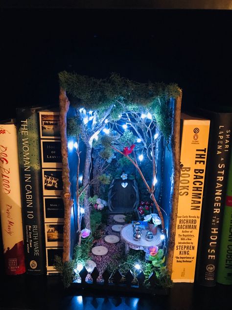 Alice In Wonderland Bookshelf, Mermaid Book Nook, 3d Book Nook, Book Nooks Coraline, Alice In Wonderland Booknook, Book Diarama Ideas, Book Nook Craft, Coraline Book Nook, Book Nook Ideas Diy Bookshelves