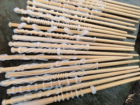 Wizard Theme Party, Harry Potter Spa Party, Wands Up Tribute, Diy Wands For Kids, Hufflepuff Crafts, Harry Potter Wand Designs, Harry Potter Wedding Decorations, Witch Crafts Diy, Easy Harry Potter Crafts