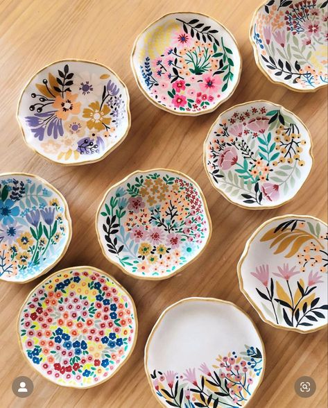 Ceramic Floral Design, Diy Pottery Ideas, Painting Ceramics Ideas, Ceramic Pottery Painting Ideas, Ceramic Painting Ideas, Underglaze Designs, Floral Ceramics, Floral Pottery, Diy Keramik