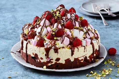 No-bake rocky road cheesecake Rocky Road Cheesecake, Easy Christmas Recipes, Chicken And Pastry, Christmas Recipes Easy, Christmas Desserts Easy, Glace Cherries, Easy Bacon, Eton Mess, Pies Maker