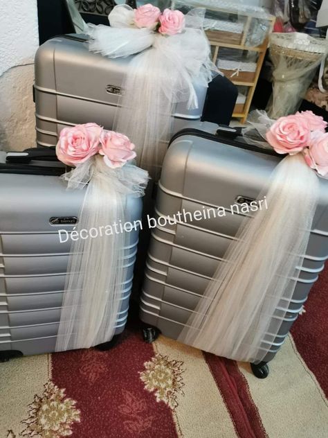 Trolley Decorations Ideas, Bridal Bag Packing Ideas, Trolly Bag Decoration For Wedding, Bride Suitcase, Bridal Shower Gift Wrapping Ideas, Luggage Decoration, Wedding Luggage, Packing Idea, Unique Wedding Signs