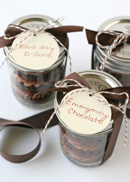 Chocolate Cupcakes in a Jar - Glorious Treats Homemade Baskets, Cookies Business, Cupcakes In A Jar, Emergency Chocolate, Chocolate Jar, Cake Jars, Office Christmas Gifts, Cottage Food, Toples Kaca