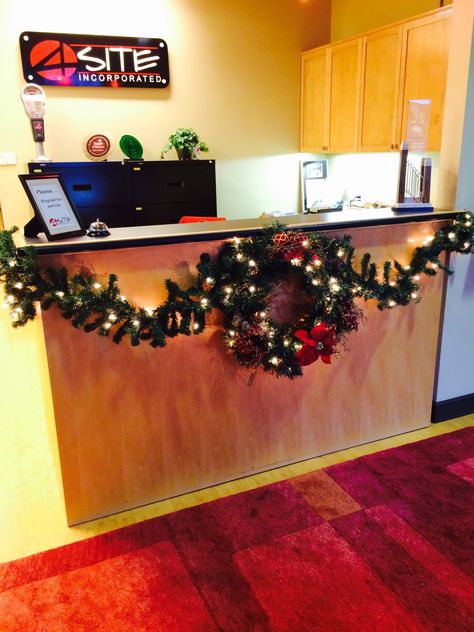 Reception Desk Christmas Decor, Desk Christmas Decorations Work, Front Desk Christmas Decorations Office, Desk Christmas Decorations, Decor Noel, Christmas Booth, Dental Office Decor, Easy Christmas Decorations, Office Christmas Decorations