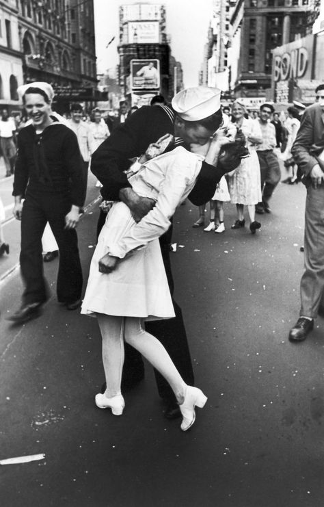 Sailor Kissing Nurse, Times Square, August 14, 1945. Couples Vintage, Old Fashioned Love, Famous Photos, Vintage Couples, Wallpaper Pastel, Vintage Romance, Foto Vintage, Photo Vintage, Old Love