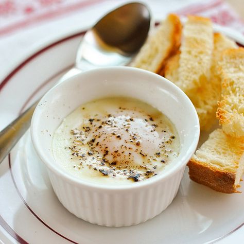 Bake Eggs, Eggs In The Oven, Ramekin Recipe, Cocotte Recipe, Eggs In Oven, Toaster Oven Recipes, Cooking Guide, Egg Dish, Oven Recipes