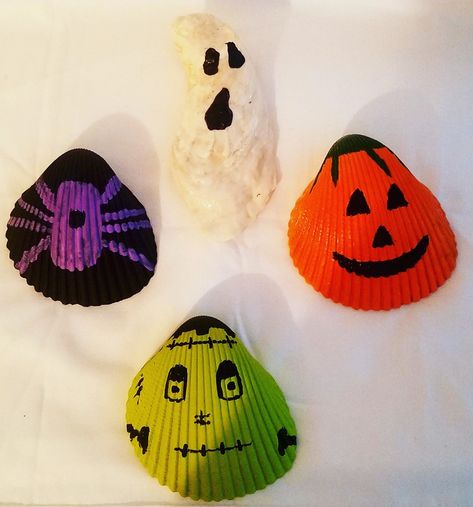 Fall Seashell Crafts, Halloween Painted Shells, Halloween Seashells, Shells Decor, Shotgun Shell Crafts, Sand Dollar Art, Wooden Spoon Crafts, Seashell Art Diy, Painted Seashells