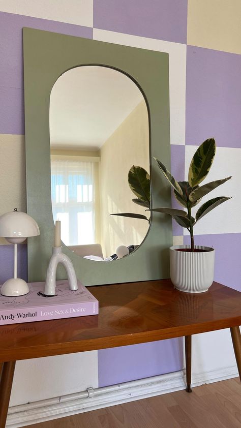 sarah at home sur Instagram: "i can finally share this little mirror diy project in collaboration with @bauhausdeutschland 🪚 it was super easy and I love the result so much! maybe you have a spare mirror at home to try it out yourself ✨ werbung #bauhaus #wennsgutwerdenmuss #diyhomedecor #diyideas #diymirror #homedecorideas #pastelhome #midcenturystyle #diydecor #interiorinspiration #colorfulhome #myinteriorstyle #homedecor #homeinspo #interior123 #myhome2inspire #apartmentdecor #... Bauhaus Mirror, Mirror Diy Projects, Spiegel Diy, Mid Century Mirror, Pastel House, Diy Mirror, Mirror Mirror, Mid Century Style, Ikea Hack