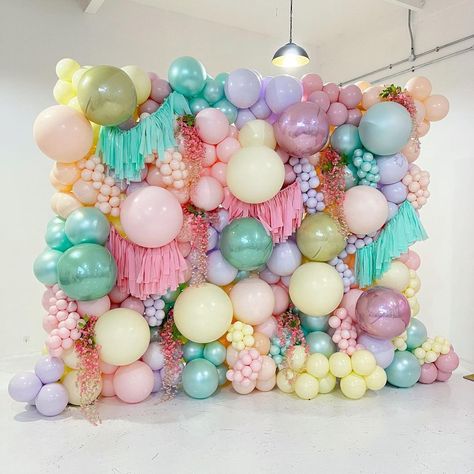 Online Balloon Classes💫 on Instagram: “Today was an actual ✨vibe✨ I had the pleasure of teaching 3 incredible artists our signature balloon wall and can I just say 😍 I have…” Easter Balloons Decor, Fun Balloon Arch, Organic Balloon Wall, Easter Balloon Backdrop, Balloon Garland On Wall, Balloon Storage Ideas, Easter Balloon Arch, Balloon Storage, Balloon Wall Backdrop