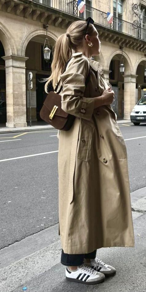 Nyc Aesthetic Fashion Spring, Trench Coat Outfit Scandinavian, Beige Oversized Coat Outfit, Trench Coats Aesthetic, Long Cream Trench Coat Outfit, Trench Coat And Sambas, Trench Coat Outfit London, Boots And Trench Coat Outfit, Trench Coat And Shorts Outfit