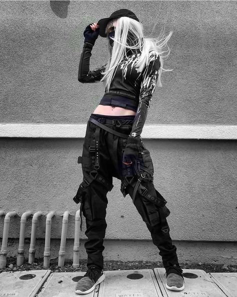 GREAT HI TECH WEAR GEAR "from @damascusapparel and @holygrail_officiall  #tech #techwear #tacticalwear #cyber #cyberpunk #fashion… Techwear Girl Outfit, Techwear Girl, Cyberpunk Outfit, Techwear Outfits, Techwear Fashion, Dark Wear, Cyberpunk Fashion, Punk Outfits, Tech Fashion