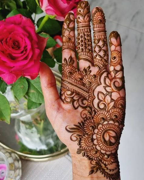 Mendhi Designs For Front Hands, Casual Mehndi Design, Heena Design Modern Front Hand Designs, Mehndi Right Hand, Mehendi Front Hand Design Simple, Front Hand Mendhi Degin, Mehndi Designs Aesthetic Front Hand, Mehandi Designs Simple Front Hand Back, Simple Mehendi Designs Front Hand Easy