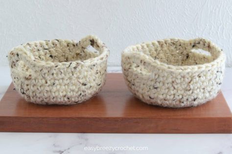 Small Crochet Basket Pattern With Handles | Easy Breezy Crochet Small Crochet Baskets Free Patterns, Small Crochet Basket, Easy Crochet Basket Pattern, Small Crochet Gifts, Crochet Basket Pattern Free, Crochet Storage Baskets, Baby Rag Quilts, Crochet Storage, Basket Pattern