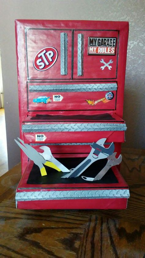 Card Box for Graduate going to be a mechanic Mechanic Party Ideas For Men, Mechanic Centerpiece Ideas, Mechanics Birthday Party, Card Box Diy, Mechanics Birthday, Senior Table, Diy Card Box, Graduation Card Boxes, Fathers Day Gifts Ideas