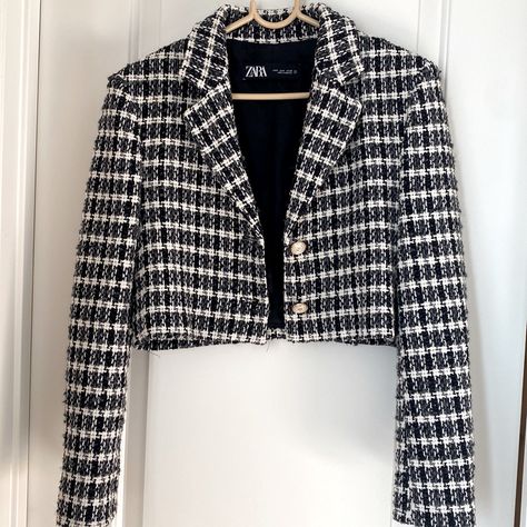 It Is A Cropped Zara Blazer With Soft Shoulder Pads, Tweed With Black And White Colours (Plaid Material) From 2022 Spring Collection! It Has Black Inner Lining. It Is Unworn/New And In A Very Good Condition. Short Coats Women, Plaid Material, Black And White Shorts, Zara Blazer, Crop Blazer, Cropped Blazer, Tweed Blazer, Plaid Blazer, Zara Jackets