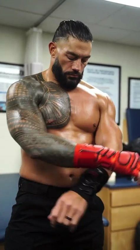 Samoan Men, Roman Reigns Family, Roman Reigns Wwe Champion, Roman Reigns Shirtless, Wwe Superstar Roman Reigns, Wwe Roman Reigns, Wrestling Wwe, Wwe Champions, Beginner Workout