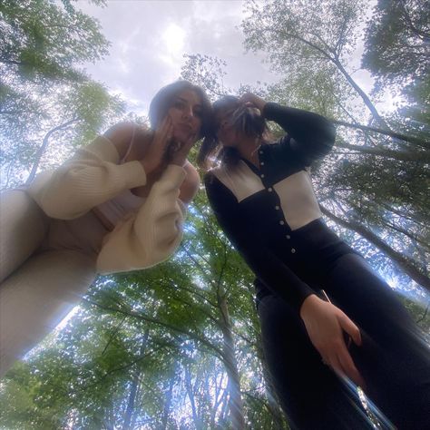 Friends, insta, insta inspo, friend photography, forest, poses Forest Photoshoot Friends, Forest Posing Ideas, Photo Poses Besties, Photo Poses In Forest, Forest Pictures Poses, Forest Pic Ideas, Forest Photo Ideas Instagram, Forest Pictures Instagram, Forest Picture Ideas