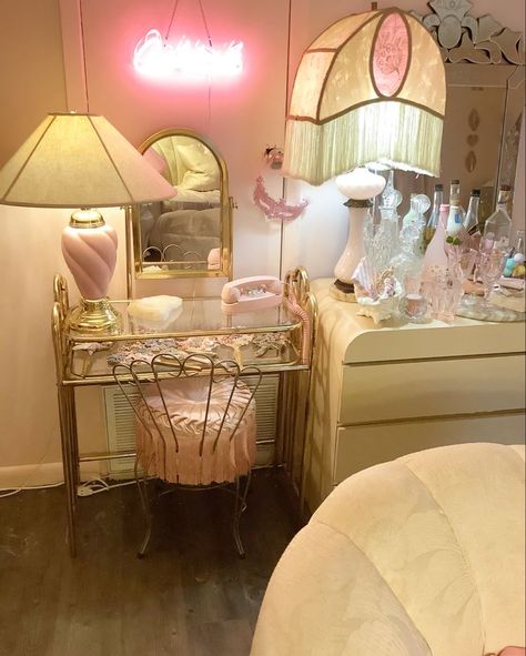 Old Hollywood Room Ideas, Vintage Room Ideas 50s, 80s Glam Furniture, Pink Glam Room Ideas, 1980s Bedroom Vintage, Hollywood Glam Aesthetic Room, Hollywood Regency Vanity, Old Hollywood Glamour Room, Girly Glam Bedroom