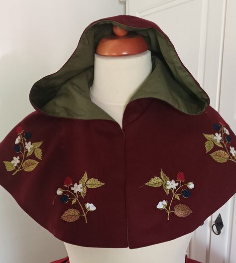 The cape is sewn from wool Fabric, lined with cotton canvas. Decorated with machine embroidery. The front part closes with hooks and eyelets Fits perfectly with a fantasy costume. The color is dark burgundy with a green lining Fantasy Shoulder Cape, Cape Aesthetic, Embroidered Cloak, Cape Fantasy, Fantasy Cape, Fantasy Embroidery, Medieval Cape, Elf Clothing, Cosplay Cape