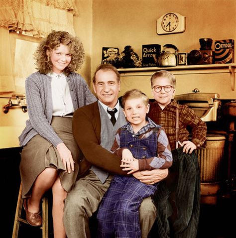 The Parker family from A Christmas Story Melinda Dillon, Christmas Story House, Darren Mcgavin, Christmas Story Movie, Movie Crafts, Best Christmas Movies, Snoopy Funny, Cubicle Decor, Christmas Shows