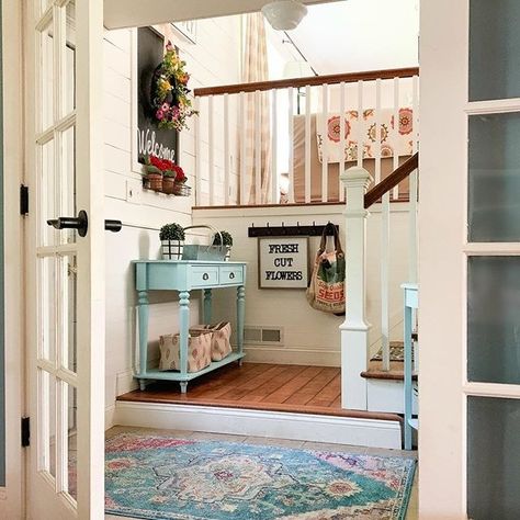 How cute is this entryway? Reminds me of entering a quaint little house on the beach with the teal blue accents and farmhouse rustic appeal. ⠀⠀⠀⠀⠀⠀⠀⠀⠀ ⠀⠀⠀⠀⠀⠀⠀⠀⠀ Photo credits: @goldenboysandme⠀⠀⠀⠀⠀⠀⠀⠀⠀ ⠀⠀⠀⠀⠀⠀⠀⠀⠀ #foxcarr #design #entrywaydecor #interior #interiordesign #farmhouse #home #homedecor #housewares #homedesign #farmhousedecor #entrance #entryway #rustic #flowers #interiorstyling #decoration #countryhome #farmhousestyle Eclectic Farmhouse Decor, Farmhouse Entry, Colorful Cottage, Eclectic Farmhouse, Cottage Style Decor, Décor Boho, Cottage Living, Décor Diy, Boho Home