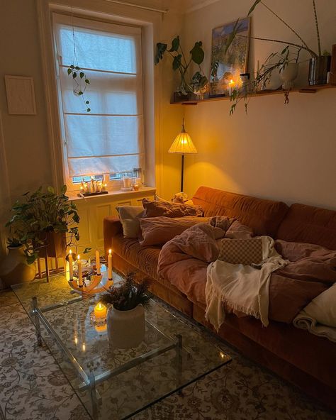 Cozy Living Rooms Night, Cozy Livingroom Aesthetic, Brick Wall Living Room Decor, Tiny Home Living Room, Cozy Lamps, Dream Apartment Decor, Future Apartment Decor, Appartement Design, Living Comedor