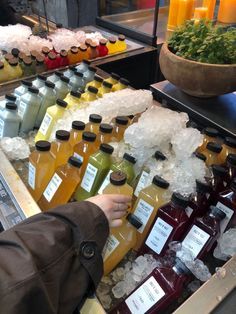 Cafe And Grocery Store, Juice Pop Up Store, Cold Food Display Ideas, Pop Up Juice Bar, Juice Shop Aesthetic, Juice Stand Ideas, Canteen Aesthetic, Smoothie Shop Aesthetic, Farmers Market Store