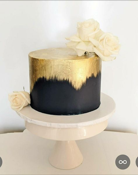 The more I look at this the more I fall in love! Requested by the bride to be simple and elegant with gold and navy blue. The pictures shows the cake to be black but its navy blue!! Cake at @cakes_dessertsbyhuda on Instagram! Elegant Black And Gold Cake, Black And Gold Anniversary Cake, Simple Black And Gold Cake, Torte Schwarz Gold, Black And Golden Cake Birthday, Black And Rose Gold Cake, Black And Golden Cake, Black And Gold Cake Ideas, Gold Anniversary Cake