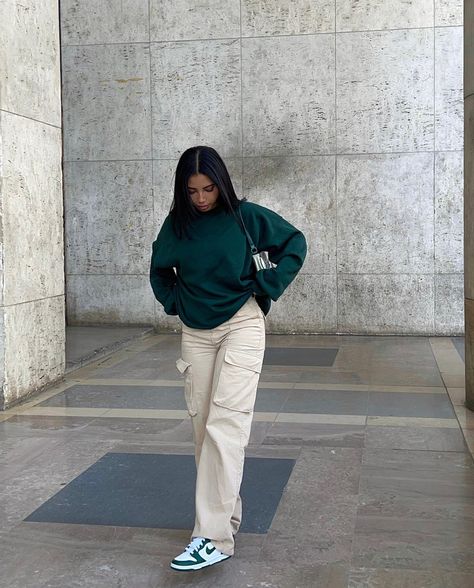 Cargo Pants Ootd, Trousers Baggy, Street Style Outfits Casual, Baggy Y2k, Cargo Outfit, Pocket Cargo Pants, Cute Modest Outfits, Clueless Outfits, Casual Outfit Inspiration