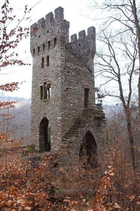 Small Castles, Chateau Medieval, Beautiful Ruins, Abandoned Castles, Chateau France, Castle Ruins, Castle House, Beautiful Castles, Old Stone