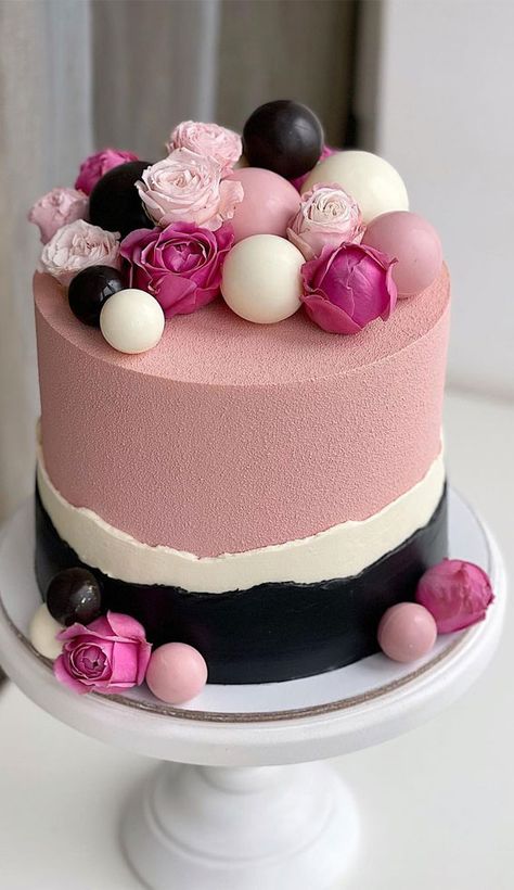 Pink And Black Cake, Queens Birthday Cake, Hot Pink Cakes, Birthday Cake Inspiration, Black White Cakes, Purple Cakes Birthday, Birthday Cakes For Her, White Cake Recipe, Black Cake