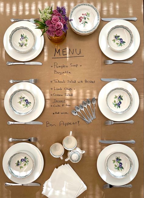 Hosting Table Ideas, Easy Tablescape, Dinner Hosting Ideas, Soup Night, Fun Table Settings, Fun Meals, Dinner Party Table Settings, Setting Table, Hosting Ideas