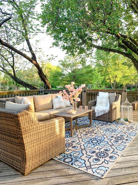 21 Deck Décor Ideas [Create Your Dream Backyard on a Budget] Outdoor Table Centerpieces, Backyard On A Budget, Easy Deck, Lanterns Wedding, Fresh Flower Market, Summer Patio, Deck Decorating Ideas On A Budget, Deck Decorating Ideas, Patio Accessories