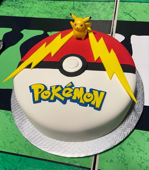 Pokémon Birthday Cake Ideas, Pokemon Birthday Cake Ideas, Dort Pokemon, Easy Pokemon Cake, Simple Pokemon Cake, Pikachu Torte, Pokemon Cake Birthday, Tort Pokemon, Pokémon Torte