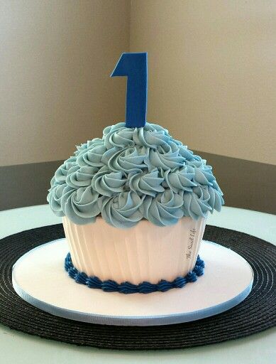 Giant cupcake for a first birthday Smash Cakes For Boys 1st Birthday, 1st Birthday Cupcakes For Boys, One Year Old Birthday Cake Boy, Cupcakes For First Birthday, First Birthday Cupcakes Boy, Eggless Smash Cake First Birthdays, Baby Boy First Birthday Cake, First Birthday Cake Boy, Boy First Birthday Cake