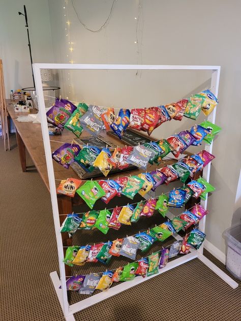 Diy Snack Stand, Snack Bar Ideas Quinceanera, Snack Stand Ideas, Wedding Crisp Wall, Candy Stand Ideas, Crisp Wall Wedding, Crisp Wall, Snack Wall, Snow Cone Stand