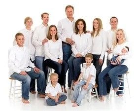 Photography Family Studio, Family Portrait Photography Poses, Large Family Portraits, Large Family Poses, Studio Family Portraits, Family Potrait, Family Photo Studio, Big Family Photos, Royal Family Portrait