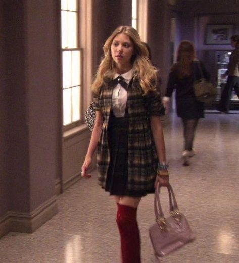 Gossip Girl Uniform, Jenny Humphrey Outfits, Mode Gossip Girl, Estilo Gossip Girl, Gossip Girl Aesthetic, Jenny Humphrey, Gossip Girl Outfits, School Uniform Fashion, Gossip Girl Fashion